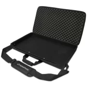 Bolsa AlphaTheta DJC-GRV6-BAG abierta y vacía, con un interior acolchado y un revestimiento de espuma en la tapa para proteger el controlador DJ durante el transporte, además de una correa para el hombro visible en la parte inferior."