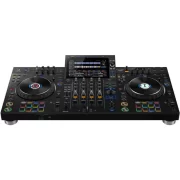 Vista frontal ligeramente angular del controlador DJ AlphaTheta XDJ-XZ, destacando su pantalla central táctil, jog wheels en ambos lados, ecualizadores y controles de mezcla, junto a pads de colores iluminados para efectos.