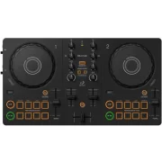 Vista superior del controlador con dos platos grandes, perillas de ecualización, faders y botones de efectos y pads de rendimiento en color naranja y verde.
