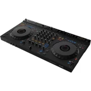 Vista angular del controlador DJ AlphaTheta DDJ-GRV6, con dos jog wheels grandes, controles de mezcla y efectos en el centro, y botones adicionales para ecualización y ajustes de efectos situados en la parte superior.