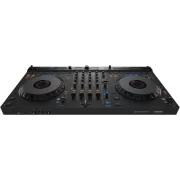 Vista frontal del controlador DJ AlphaTheta DDJ-GRV6, mostrando los jog wheels, los controles de mezcla, ecualización y efectos situados en la sección central, con una distribución clara y organizada para el DJ.
