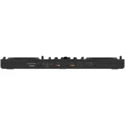 Vista trasera del controlador DJ AlphaTheta DDJ-GRV6, donde se aprecian las diversas conexiones de entrada y salida de audio, puertos USB, conectores de micrófono y salidas de línea, diseñados para conexiones profesionales.
