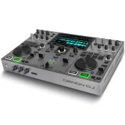 Vista angular del controlador DJ Denon DJ PRIME GO, destacando el diseño compacto y los controles de ambos decks.