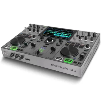 Vista angular del controlador DJ Denon DJ PRIME GO, destacando el diseño compacto y los controles de ambos decks.