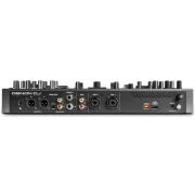 Vista de las conexiones traseras del controlador DJ Denon DJ PRIME GO, con puertos de salida de audio, entradas de micrófono y puertos USB.