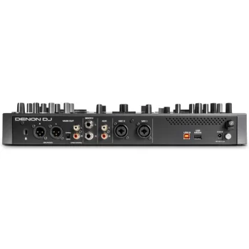 Vista de las conexiones traseras del controlador DJ Denon DJ PRIME GO, con puertos de salida de audio, entradas de micrófono y puertos USB.