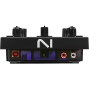 Vista trasera del controlador Traktor Z1 MK2, mostrando puertos de conexión, incluyendo entradas de audio y puerto de alimentación.