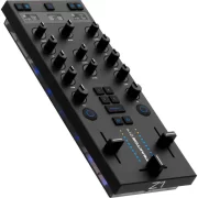 Vista lateral del controlador Traktor Z1 MK2, resaltando la disposición de las perillas de ecualización y controles de volumen en un diseño compacto.