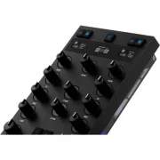 Vista inclinada parcial de la parte superior del controlador Traktor Z1 MK2, destacando las perillas de ecualización y controles de ganancia y volumen.