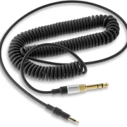 Cable espiral de los auriculares profesionales Focal Listen Pro dentro.