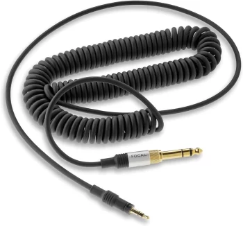 Cable espiral de los auriculares profesionales Focal Listen Pro dentro.
