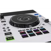 Controlador DJ DENON DJ SC-LIVE-4 en color blanco vista detalle del jog-wheel y de los pads.
