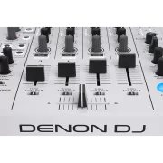 Controlador DJ DENON DJ SC-LIVE-4 en color blanco vista detalle de los potenciómetros rotativos y los faders deslizadores.