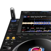 Unidad Flash SanDisk DJ de 512GB vista conectada a una unidad de DJ