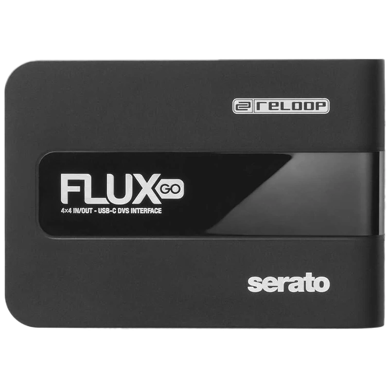 Vista superior de la interfaz Reloop Flux Go negra, mostrando el panel brillante con logotipos de Flux Go y Serato sobre un cuerpo mate compacto y profesional.