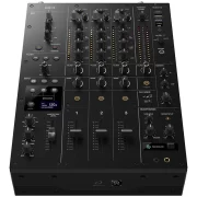 Mesa de mezclas AlphaTheta DJM-V5 vista frontal en ángulo mostrando faders, botones CUE, sección master y construcción robusta para uso profesional.