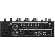 Conexiones traseras de la mesa AlphaTheta DJM-V5 con entradas phono, line, salidas master balanceadas, booth y conexiones auxiliares.