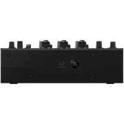 Vista frontal inferior de la mesa de mezclas AlphaTheta DJM-V5 con controles de auriculares, crossfader y acabado profesional.