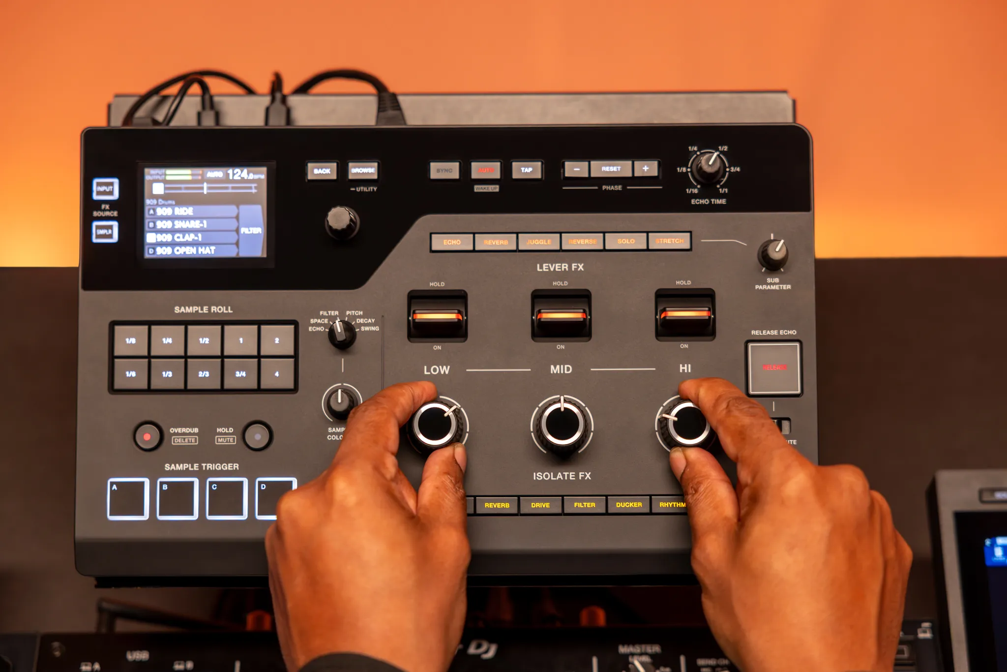 DJ utilizando la AlphaTheta RMX-IGNITE en una sesión en vivo, manipulando los aisladores de frecuencia y disparando muestras desde la sección de sampler incorporada.