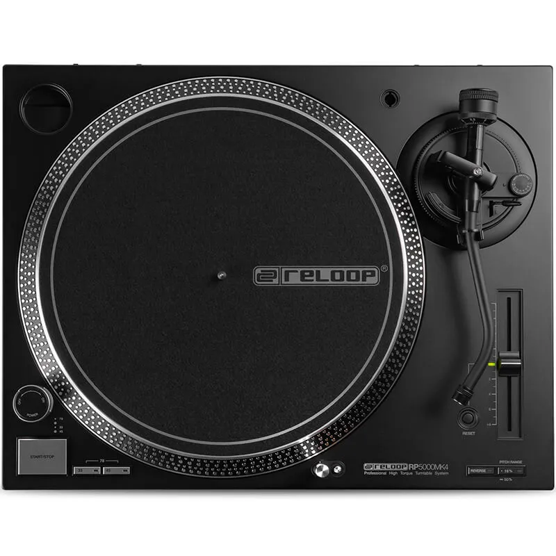 Vista cenital del giradiscos profesional Reloop RP-5000 MK4, mostrando el plato con patinador, el brazo en forma de S, el control de pitch y los botones de velocidad.