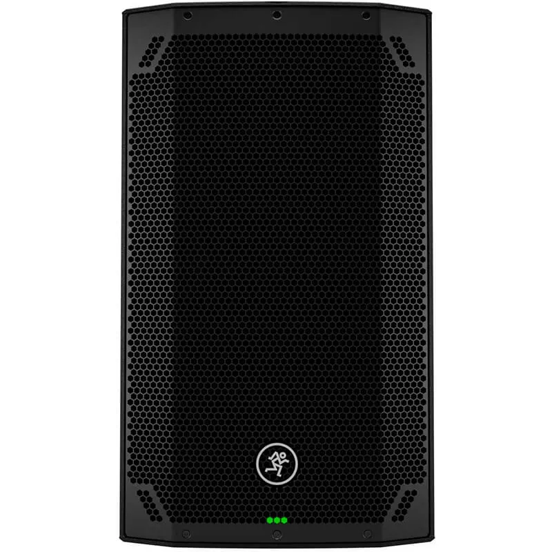 Vista frontal del altavoz Mackie Thump 15v4 negro con rejilla metálica de diseño hexagonal, logotipo circular en la parte inferior y tres indicadores LED de color verde.