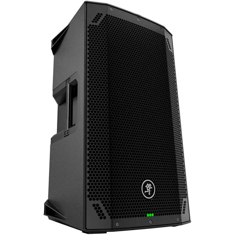 Perspectiva lateral del altavoz Mackie Thump 15v4 que muestra su chasis reforzado, el asa de transporte ergonómica y su estructura diseñada para alta resistencia.