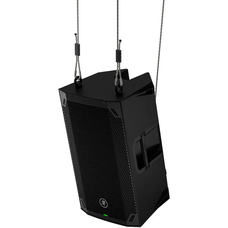 Altavoz profesional Mackie Thump 15v4 colgado mediante cables de seguridad y argollas, ilustrando su capacidad de montaje volado para sistemas de sonido instalados.