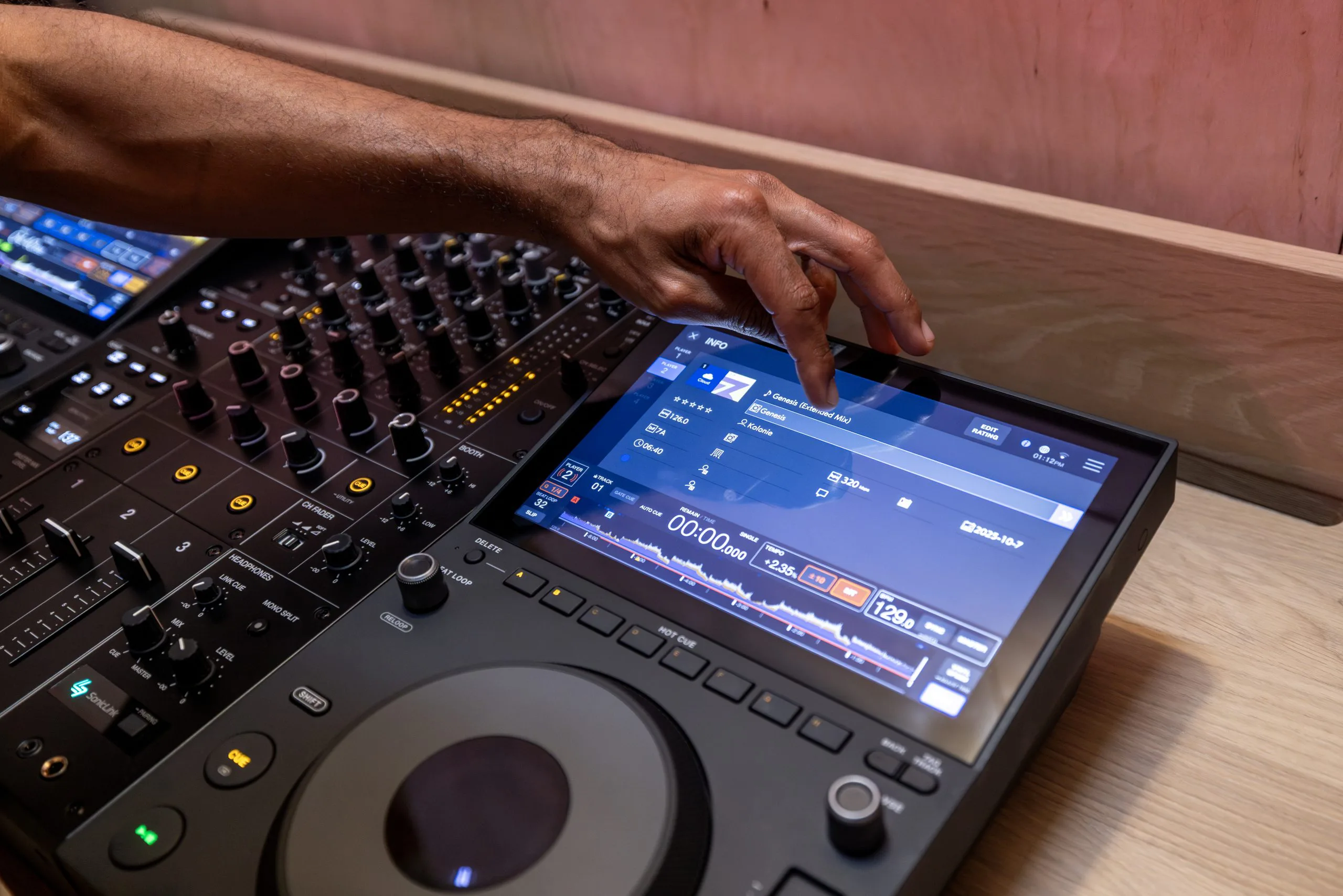 Un Dj manipula el nuevo reproductor Alphatheta CDJ-1500X
