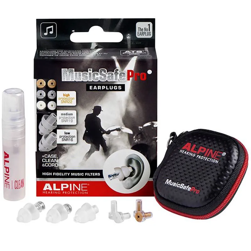 Caja de los tapones transparentes de protección auditiva Alpine MusicSafe Pro, junto a su estuche negro, spray de limpieza Alpine Clean y tres pares de filtros.