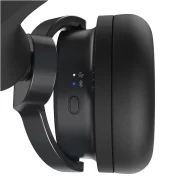 Primer plano del auricular AlphaTheta HDJ-F10 con indicadores LED encendidos para conexión de ultrabaja latencia SonicLink y Bluetooth, junto a su botón de emparejamiento.