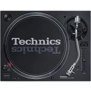 Vista cenital del giradiscos profesional Technics SL-1210MK7 en acabado negro mate, mostrando el plato con patinador Technics, el brazo en S y el pitch fader.