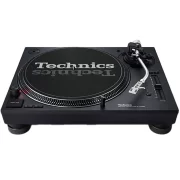 Perspectiva angular del tocadiscos DJ Technics SL-1210MK7 con luz estroboscópica roja, control deslizante de velocidad pitch fader, brazo plateado de lectura y pies aislantes amortiguados.